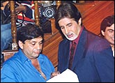 Ravi Chopra with Amitabh Bachchab on the sets of Baghbaan